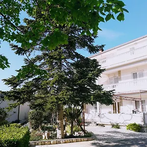 https://pahljina-apartments.primorje-gorskikotar.com